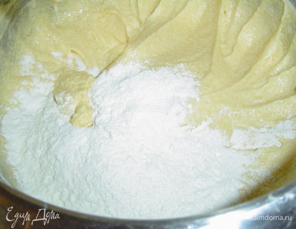 в конце добавляем оставшуюся муку и еще раз перемешиваем.
