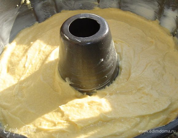 Форму смазываем маслом и выкладываем тесто.