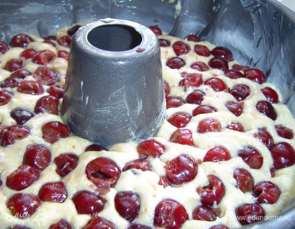 и выкладываем на тесто, слегка вдавив.