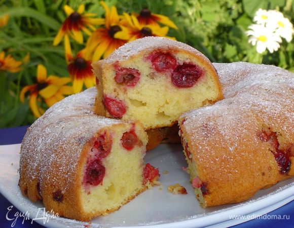 Даем пирогу остыть, вынимаем из формы и посыпаем сахарной пудрой.
 Приятного аппетита!