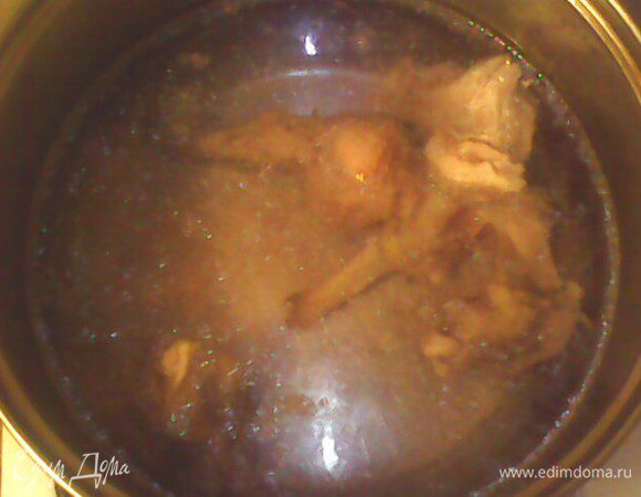 Заливаем мясо водой и, когда оно закипит, варим примерно 15-20 мин. После этого бульон сливаем (совсем), мясо снова заливаем водой, кладем целую очищенную луковицу и лавровый лист. Ставим варить. Мы сливаем первый бульон, чтобы борщ не получился слишком жирным, т.к. заправку будем делать на сале.