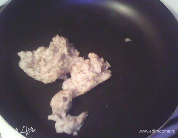 Сало перекручиваем на мясорубке с чесноком. Топим его на сковородке и тушим на нем натертую на терке свеклу, до готовности.