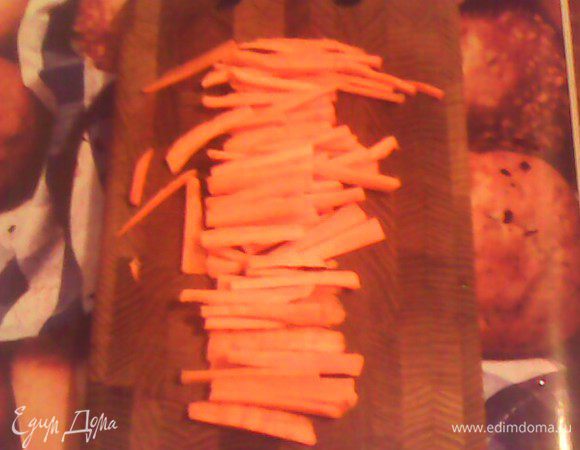 Режем овощи. Морковь и перец соломкой, картофель кубиками. Добавляем в кипящий бульон.