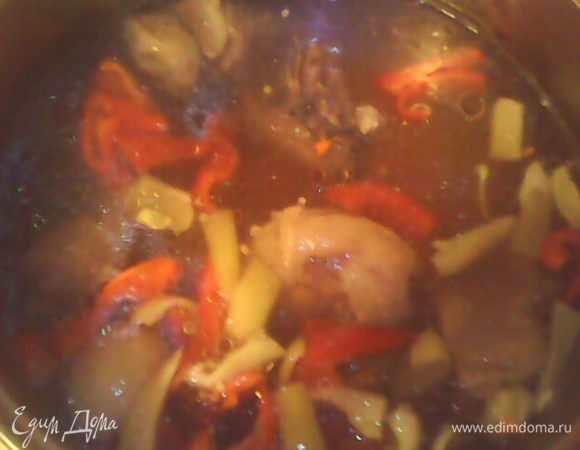 Когда овощи 10 минут проварятся, добавляем томатный сок, тушеную свеклу и зелень.