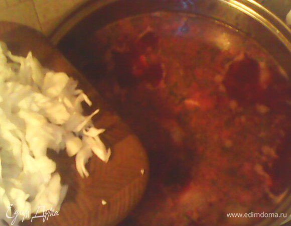 В самом конце, минут за 7 до готовности, добавляем нашинкованную капусту, солим по вкусу.  Доводим до готовности. Приятного аппетита!