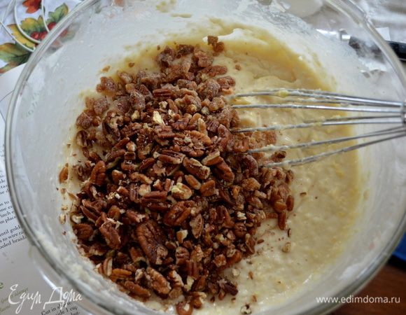 Затем добавить яйца,кефир,разрыхлитель и пищев.сода.Взбить все хорошенько до гладкого состояния. Выложить в массу орехи и финики порезанные.