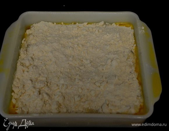 Выложить тесто в квадратную форму промазанную слив.маслом. Разровнять.Сверху распределить отложенный 1 стак. крошки. И поставить в духовку разогретую на 180 гр. 25-30 мин. Центр проверять зубочисткой.