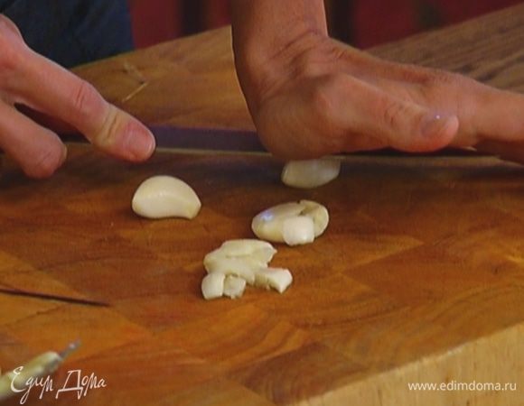 Чеснок почистить, раздавить плоской стороной ножа и мелко порубить.