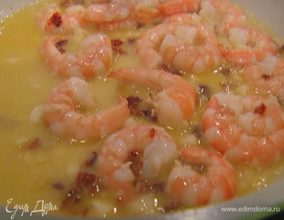 Добавить к креветкам сладкую и копченую паприку, посолить и перемешать.