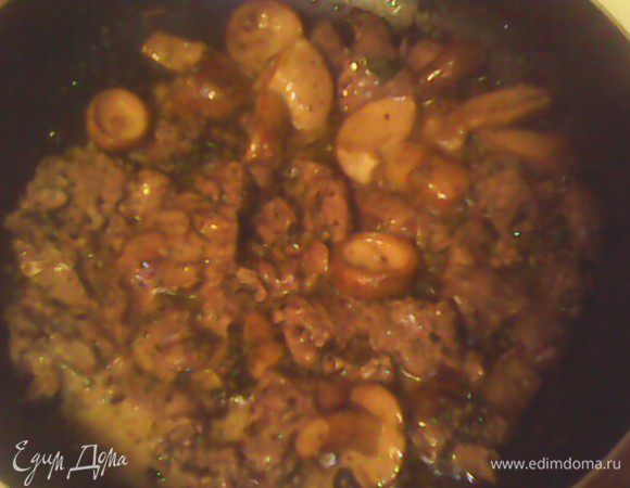 Отварить пасту. Печень и грибы нарезать маленькими кусочками и обжарить на масле. Добавить сметану и зелень и протушить под крышкой еще минут 15.