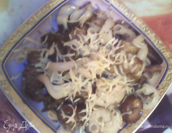 Соединить пасту и соус, посыпать тертым сыром.Приятного аппетита!