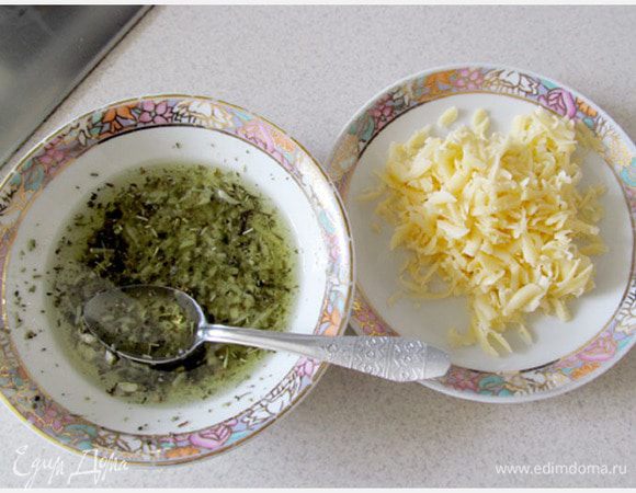 Готовим заправку - растительное масло, зубок чеснока (выдавить), соль, прованские травки или ваши любимые специи, все хорошенько смешать до однородности. Натираем немного сыра.
          
