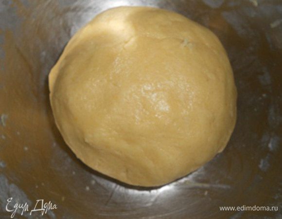 затем эту крошку вымесить в эластичное тесто, это очень легко