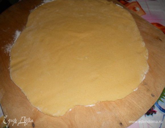 тесто растать тонко около 2 мм на присыпаной мукой доске, вырезать формочкой или стаканом кружочки