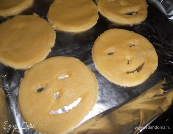 на половине из них ножом вырезать мордочки,вторую половину оставить просто кружочками,выложить на противень и запекать при т.230 около 15-20 мин. до золотистого цвета