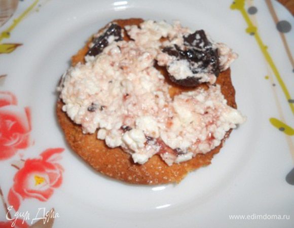 сделаем начинку-творог я смешала с джемом и добавила  измельченные шоколадные конфеты, перемешать...
теперь достать из духовки печенье,остудить,взять кружочек намазать начинкой