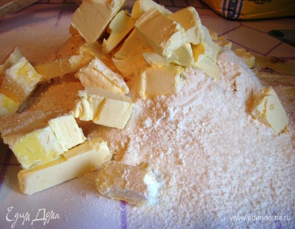 Муку просеиваем. Добавляем сахар, соль. Масло режем кубиками. 