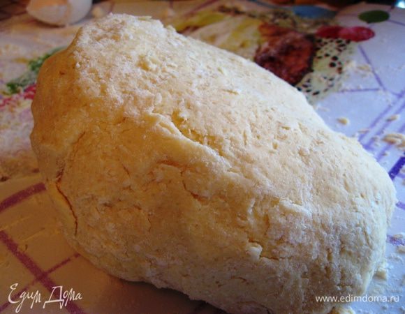 Добавляем яйцо и быстро замешиваем гладкое, эластично тесто. Заворачиваем в пищевую пленку и ставим в холодильник на час.