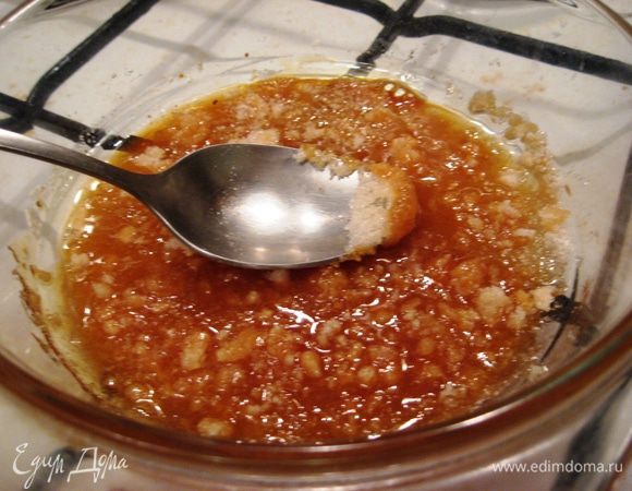 В это время я чистила орехи. Готовим начинку. Из сахара готовим, светлую карамель (просто ставим его на медленный огонь и доводим до светлого янтарного цвета). 