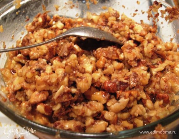 Добавляем мед, орехи и тщательно перемешиваем. Вливаем сливки и доводим до кипения. Выключаем огонь.
