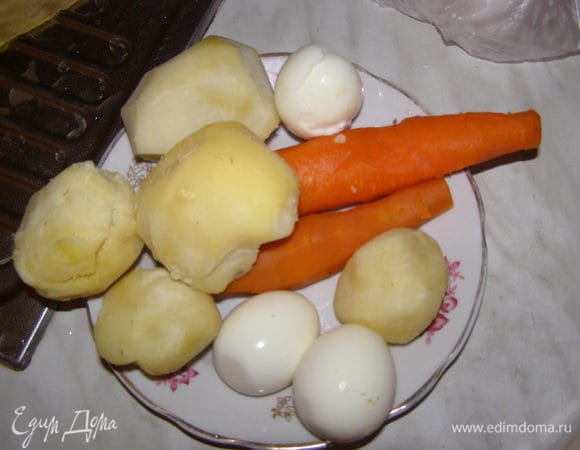 Отварить картофель, морковь, свеклу.