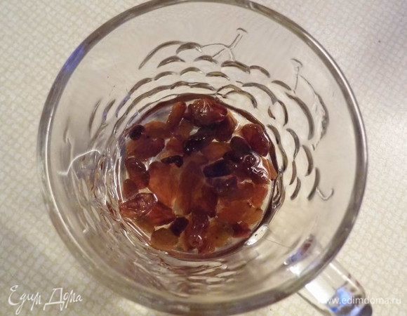Изюм вымыть, обсушить и залить его в кружечке любым ликёром (у меня апельсиновый). Оставить настаиваться 5-10 минут.