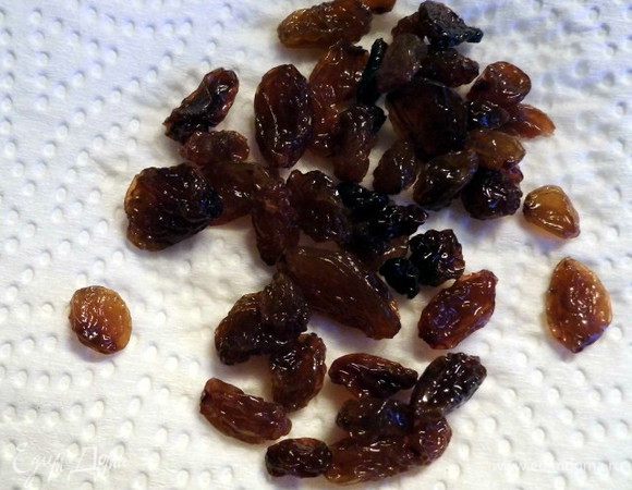 Ликёр слить и высыпать изюм на салфетку обсушиться.