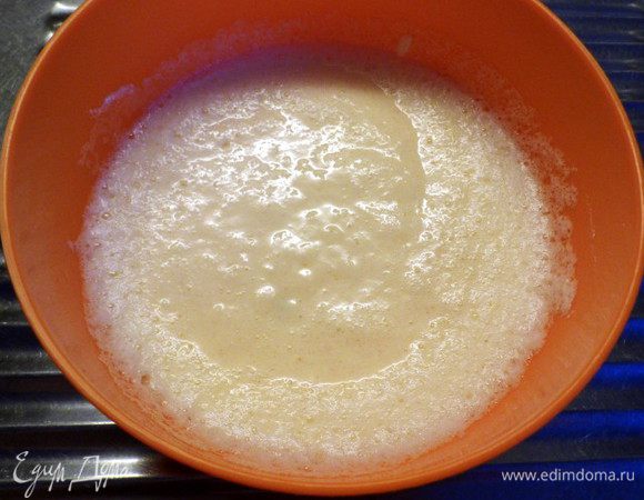 Добавить в творожную смесь изюм и взбитые белки, всё тщательно перемешать.