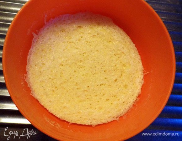 Поставить плошку с тестом в СВЧ печь на 6-7 минут при максимальной мощности (у меня 800). Достать плошку и оставить запеканку в плошке минут на 10.