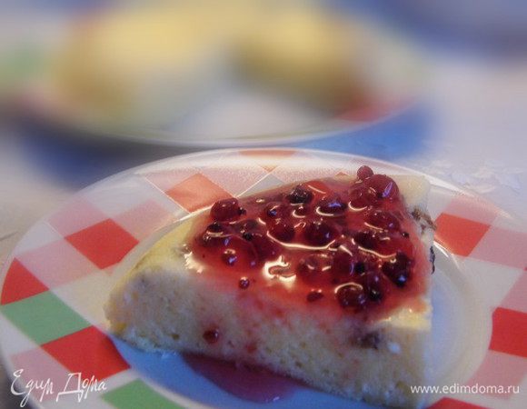 Выложить запеканку на тарелку( перевернув плошку). Разрезать порционно и подать со сметаной, сиропом или вареньем. А можно и "так". Приятного аппетита!
