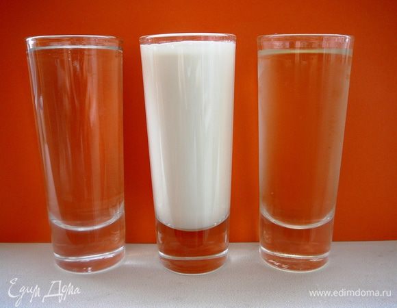 Для соуса в равном количестве берем сухое вино, воду и сметану (по 90-100 г)