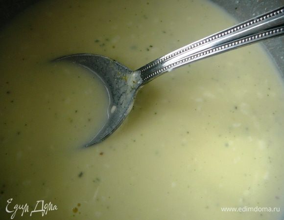 Смешать вино и воду в сотейнике, довести до кипения, добавить сметану, перемешать и снова довести до кипения.Варить 10 минут на сильном огне., постоянно перемешивая. Приправить солью и перцем по вкусу.