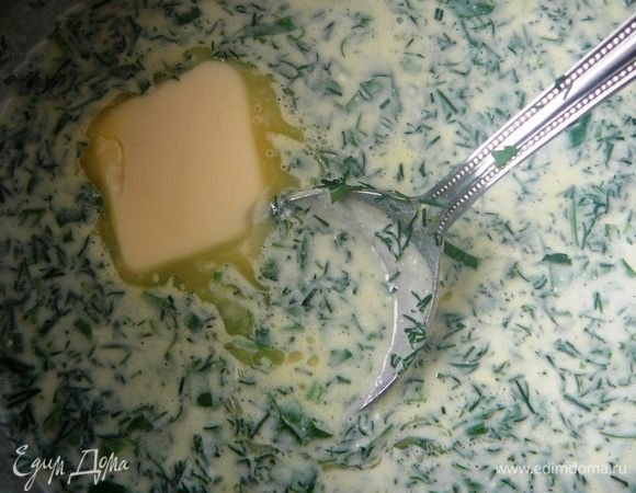 Добавить в соус петрушку, укроп и сухой тархун. Положить масло. Держать соус теплым, но не допускать дальнейшего кипения.