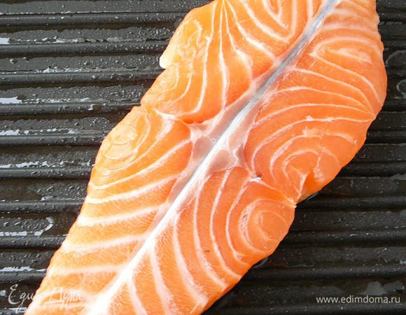 Разогреть гриль, капнуть немного растительного масла.Готовить рыбу по 2-3 минуты каждую сторону.