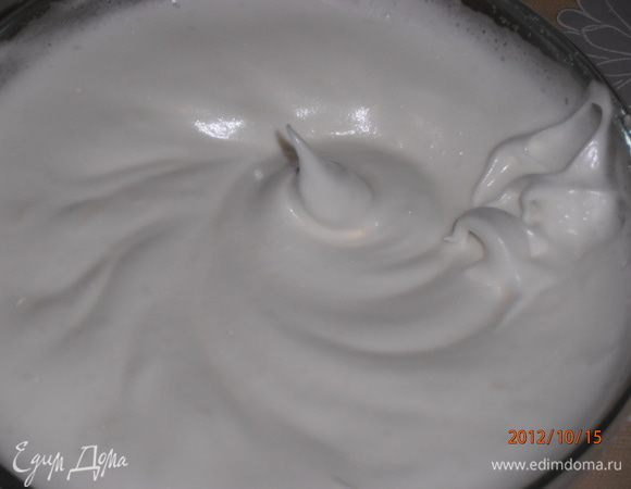 Белки отделить от желтков. Взбить белки до пены,всыпать 75 г сахара и взбить еще 1 мин.