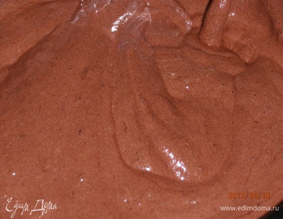 С остальными 75 г сахара взбить желтки добела, всыпать какао и перемешать хорошо.