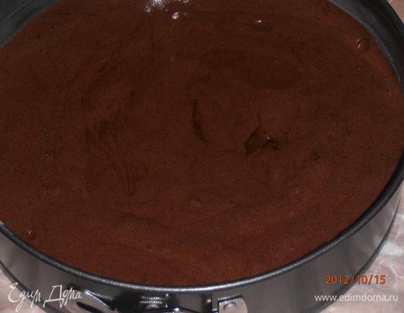 Соединить белки с желтками,перемешать и вылить в форму. Дно формы выложить бумагой и смазать сл. маслом слегка. И в духовку на 30 минут при 180°С.