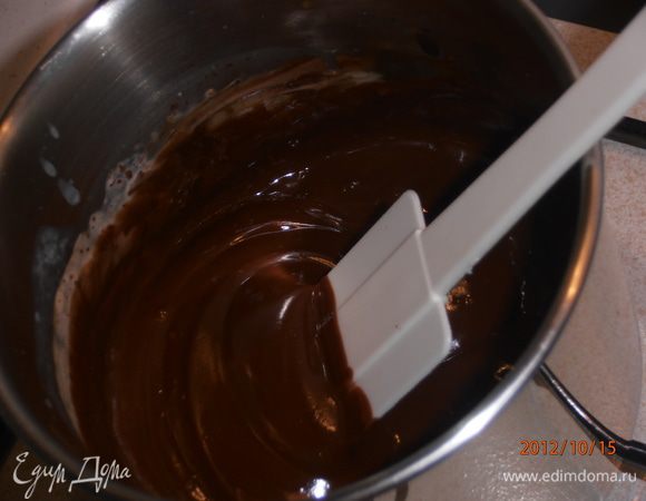 Приготовим крем: сливки подогреть до закипания. Cнять с огня, положить туда поломанный шоколад и мешать, пока не растворится, до однородной массы.