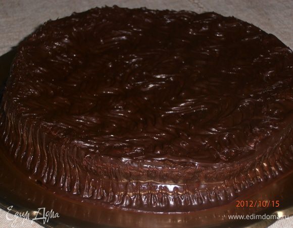 Остудить, разрезать на 2 части и промазать кремом а также сверху и края. Поставить в холодильник на часик. Вот и готово, можно пить кофе и наслаждаться тортиком. Смачного!!!