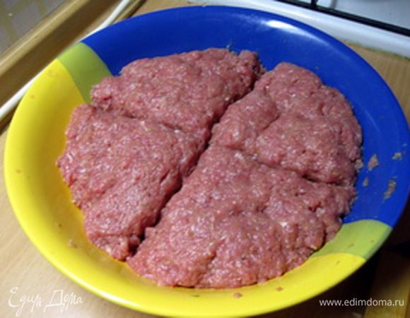 Для приготовления фарша. 
Ломтики батона замочить в воде или молоке, затем отжать.
Мясо и батон пропустить через мясорубку и смешать с яйцами, горчицей и прованскими травами. Посолить и поперчить, тщательно вымесить фарш и разделить его на 4 равные части.