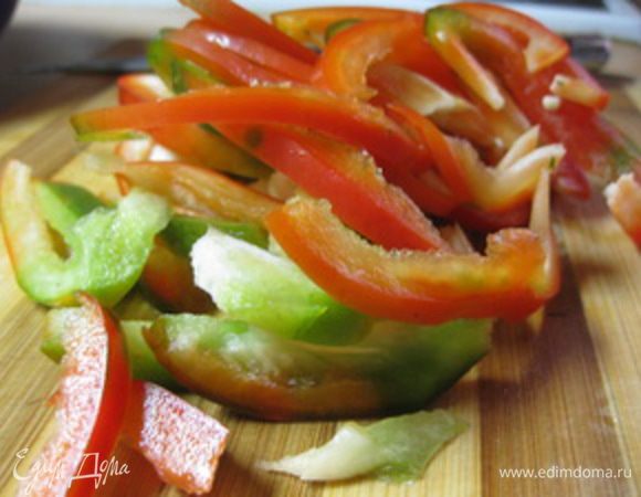 Начинка 1. 
Сладкий перец вымыть, очистить от семян и нарезать крупной соломкой.