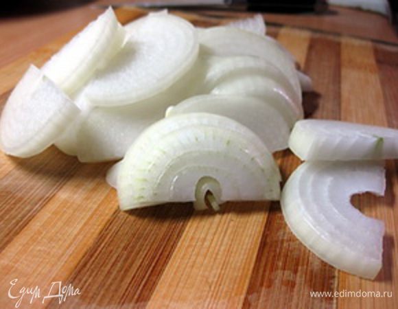 Начинка 2. 
Лук очистить и нарезать полукольцами, пассеровать на разогретой сковороде с небольшим количеством оливкового масла до легкой румяности и мягкости. Посолить и поперчить по вкусу.