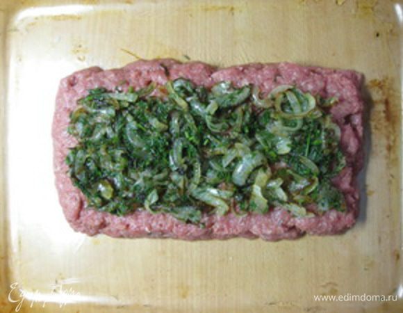 Сверху равномерно распределить еще 1/4 часть фарша, сверху выложить пассерованный лук с укропом.