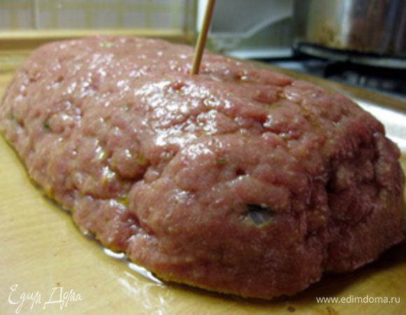 Придать форму прямоугольной буханки хлеба, смазать оливковым маслом и проткнуть в нескольких местах шпажкой, чтобы хлеб не треснул во время запекания.