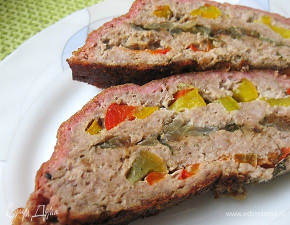 Противень с мясным хлебом поставить в разогретую до 200оС духовку на 10 минут, затем добавить на противень 1 стакан горячей кипяченой воды, чтобы хлеб не пригорел и пропарился, и запекать еще 40-50 минут до готовности фарша. При необходимости, в процессе приготовления, добавлять воду на противень.
Готовый мясной хлеб выложить на блюдо и подавать, нарезав на порционные куски.
Приятного аппетита!