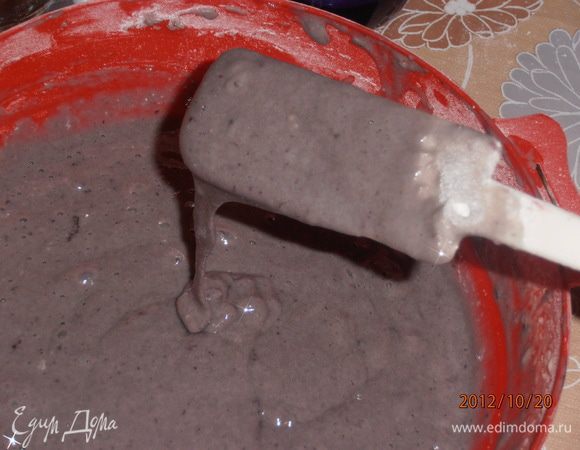 Яйца взбить с сахаром,добавить варенье,кефир,соду. Размешать,добавить муку и опять все хорошо размешать..Тесто получается не густое.