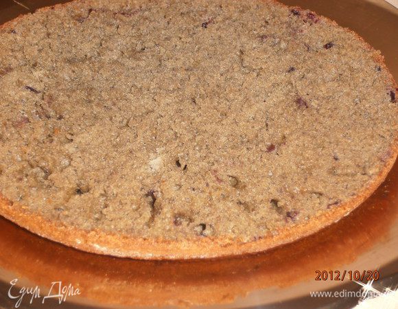 Готовый бисквит разрезать на 3 коржа. При желании можно промокнуть сиропом из воды и варенья. Взбить сметану с сахаром и промазать коржи.