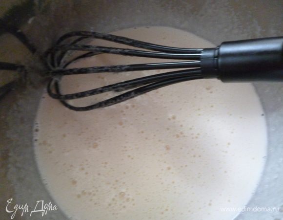 Сначала испечь бисквит: взбить яйца с сахаром до появления пенки, добавить сгущенку и перемешать с помощью венчика.