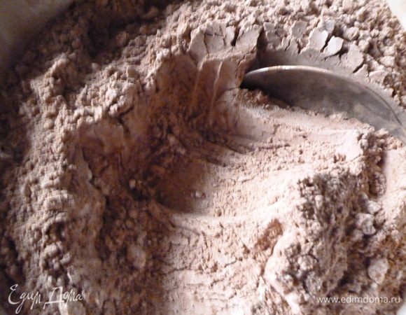 Муку смешать с какао и с разрыхлителем. Добавить мучную смесь понемногу к яично-сметанной и хорошо перемешать. Тесто получается как густая сметана.