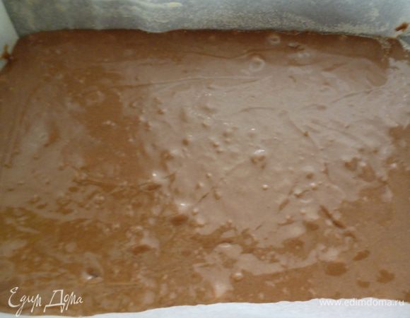 Берем форму для выпечки, выстилаем бумагой, смазанной маргарином, выливаем тесто и выпекаем при 160-170 градусах 40-45 минут (до сухой спички). Выключить духовку, приоткрыть дверку и оставить бисквит в духовке на 10 минут, затем достать и остудить полностью. Чтобы не пригорало, можно бока формы обернуть фольгой.